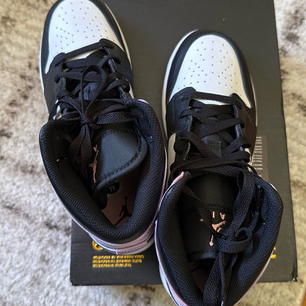 Air Jordan 1 Mid SE Zen Master Bleached Coral Black 7Y
worn once for photos